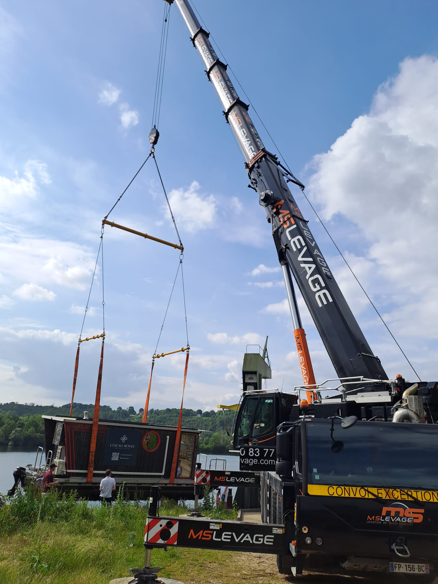 Featured image for “[Levage & Transport] – Transfert d’une « House-boat » en Île-de-France ⚓”